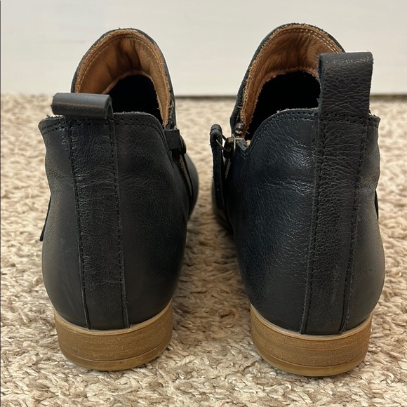 Bueno Footwear Vale Leather Black Minimal Ankle Boots - Size 38 EU 7 US - Picture 7 of 16